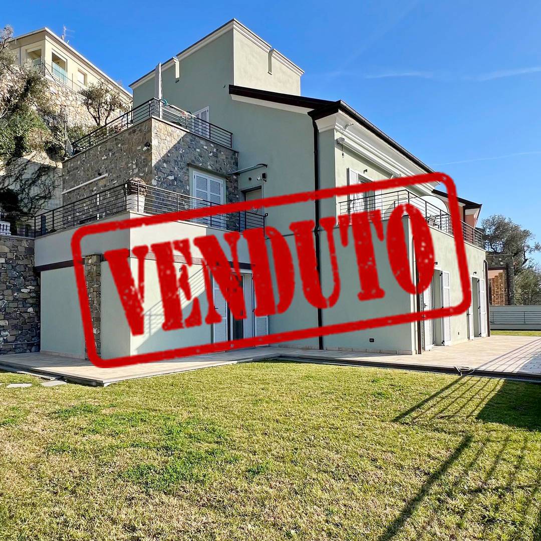 Ad Alassio piano completo di villa nuova con box auto, giardino e piscina